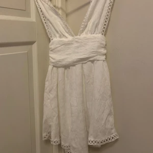 Vit klänning - Säljer denna helt nya vita klänningen som är perfekt för student / skolavslutning eller bara som en sommarklänning 🥰 helt ny, endast testad! Skriv priv för fler bilder mm