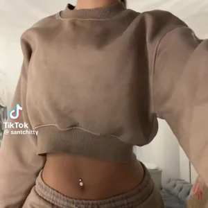 Zara - Säljer denna super populära beige/bruna sweatshirten ifrån Zara som är i strl M 🤎