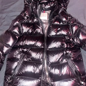 Vinterjacka  - Nytt skick  Size M  Moncler maya  Passar både S och M  Pris kan diskuteras. 