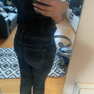 SILVER JEANS - Säljer nu mina favoritjeans då dom tyvärr blivit för små för mig.. Fint skick och inga defekter. Snygga detaljer på fickorna och knappar. De är raka/ bootcut. Beror lite på ens kropssform, men skulle nog säga mest raka. Tror dom passar bäst på en XS/S. 💋