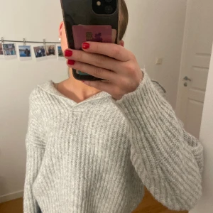 Stickad tröja - Grå stickad tröja med öppning