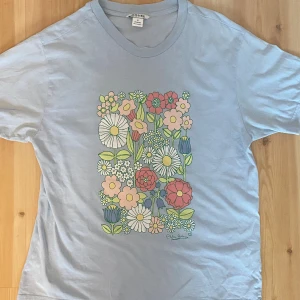 Monki tshirt - Jättefin blommig monki t-shirt 🌺 skriv privat för fler bilder 💗