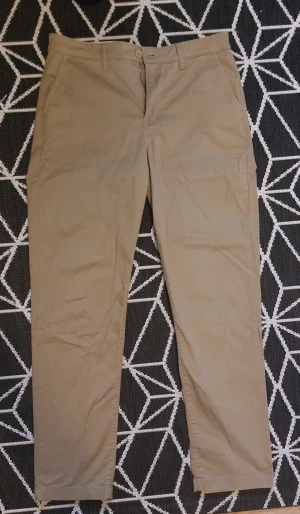 Regular Chino - Ett par jättefina chinos från Lee Jeans. Är prövade men har aldrig kommit till användning. 🙂 