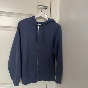 Blå Ziptröja - Blå ziptröja från Gina Tricot. Har lite oversize passform men xxs sitter som normal passform på mig som ofta är XS-S. Nypris 399kr