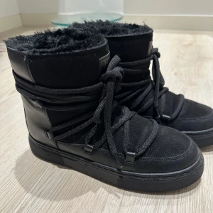 Skor - Supersnygga, varma och sköna vnterskor, liknar inuikii. Använda några enstaka gånger men kändes lite för små på mig, toppen skick❤️ Slutsålda på hemsidan!