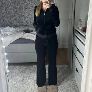 Juicy couture - Mjukis set från juicy couture fint skicka även fast jag använt det mycket. Storlek S i båda delarna. Inget tryck/ paljetter på ryggen.