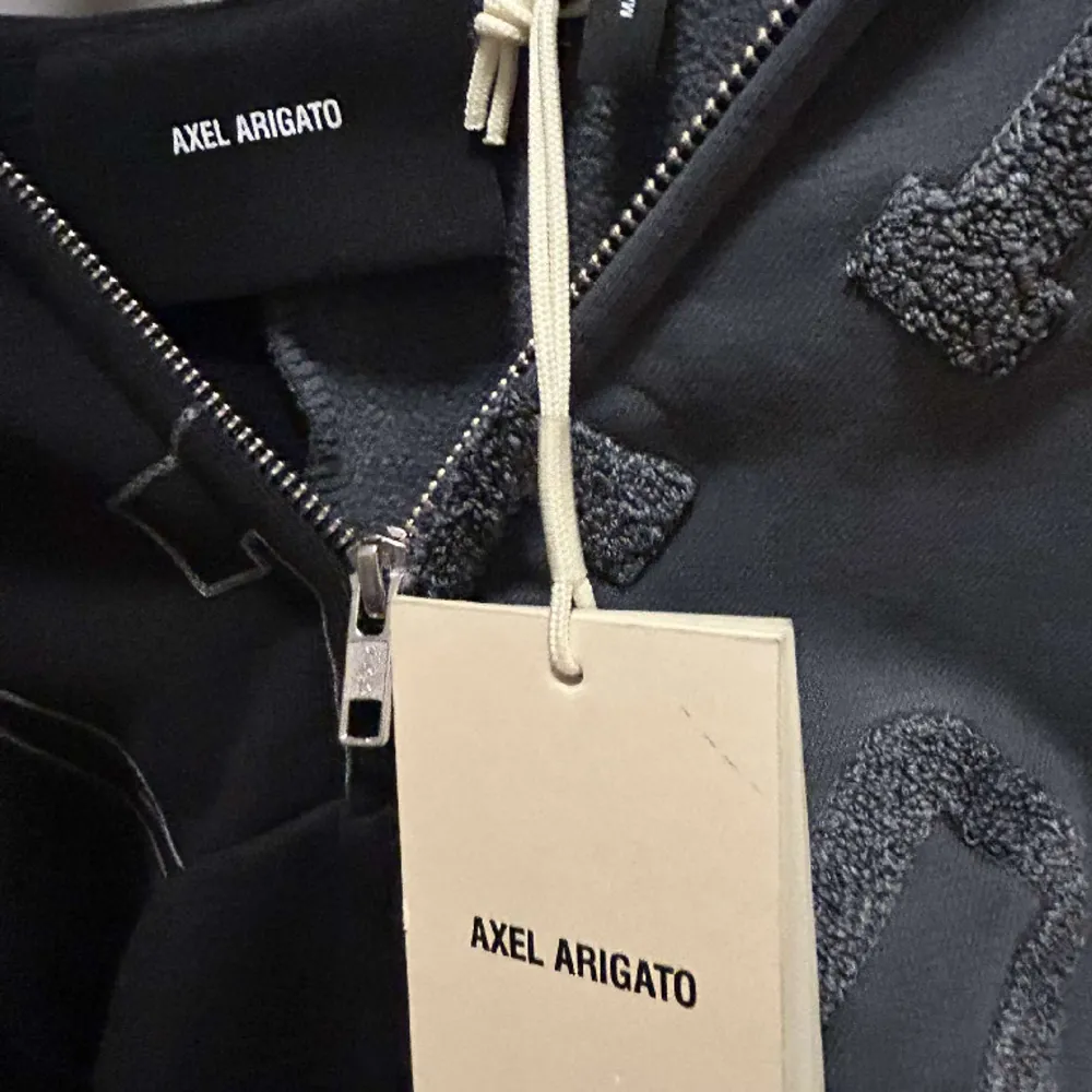 En oanvänd hoodie från Axel Arigato storlek XS. Hoodies.