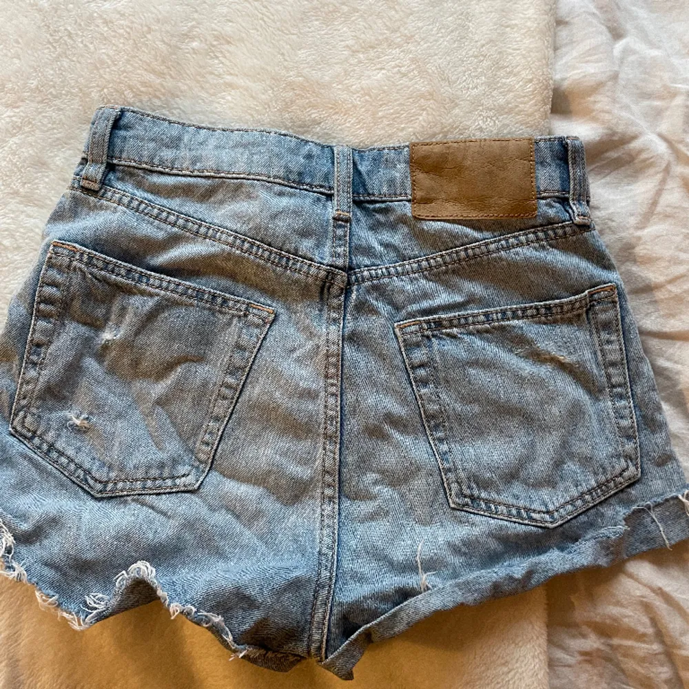 Säljer dessa jeansshorts från HM i storlek 34 då dom inte passar mig längre🤩💓. Shorts.