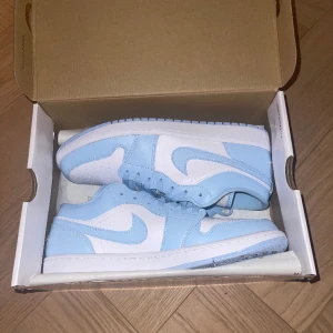 Jordan 1 Low Ice blue aluminium  - Säljer nu dessa helt nya Jordan 1’s för dom kommer inte till användning. Har endast använts 1 gång, inget synligt märke på dom. Köpta för 2900 på pardonmykicks. Kom gärna privat för fler frågor!