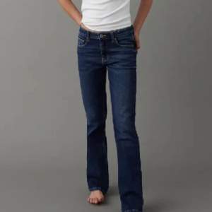 mörkblå bootcut jeans i bra skick, har klippt ner dom för dom skulle bli längre (bild 3). 
