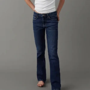 Jeans - mörkblå bootcut jeans i bra skick, har klippt ner dom för dom skulle bli längre (bild 3). 