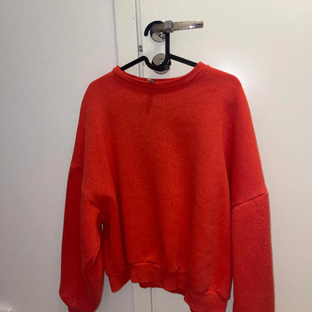Oversized Sweatshirt ❤️Finns fläckar som inte går bort på baksidan av högerarmen. . Tröjor & Koftor.