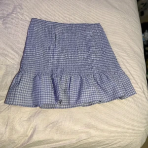 Lila kjol - En lila kjol aldrig använd! Lite stor för mig dock. 