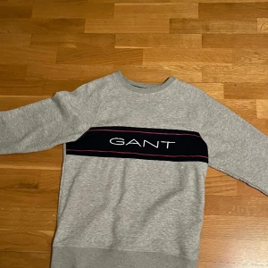 Gant sweatshirt  - Gant tröja i bra skick, inga defekter.