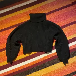 Svart stickad Croppad tröja i storlek S som är köpt från Monki och endast använts en gång💕