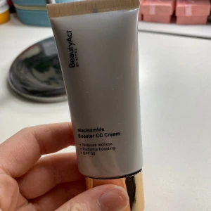 CC cream - Köpt på rea men råkade köpa i helt fel färg. Den är i färgen 10N☺️