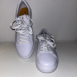 Riktigt fräscha FredPerry skor - Aldrig andvända storlek 42 Eu skor. Säljer då jag inte andvänt dem. 10 av 10 skick. Ingen box