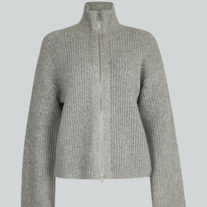 Kofta bikbok - Säljer min kofta från bikbok som är slutsåld i storlek s då den inte kommer till användning, tröjan är i bra skick❤️ ny pris 499kr mitt 200kr