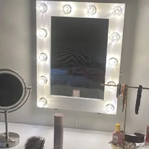 Sminkspegel med belysning  - Säljer denna sminkspegel med belysning i nyskick! Spegeln kostar 2500kr ny och är från Brightmond! 