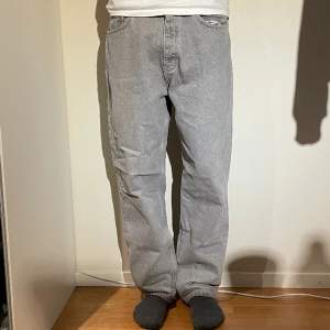 Snygga jeans från zara som är nästintill nyskick. Är 187cm och storleken är 32, men sitter som 31/32. 