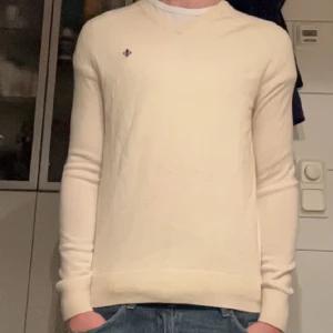 V ringad Morris tröja - Säljer nu min stiliga morris tröja. Tröjan är som nyskick och är knappt använd. Materialet på tröjan är 100% merino wool och sitter riktigt bra på kroppen. Inköppt för 1500 och säljer den nu för 400 Hör gärna av er om ni har några frågor eller funder