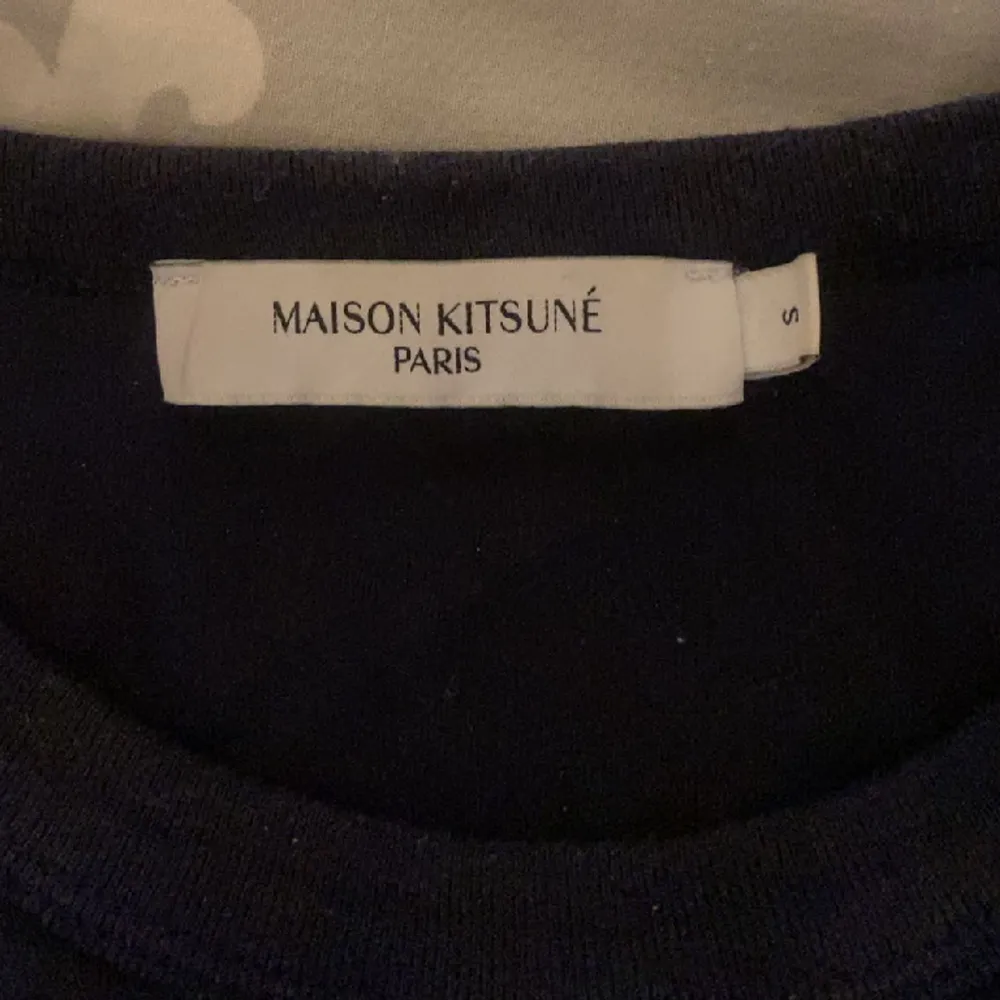 Säljer min Maison Kitsune t shirt då jag inte använder den.  Knappt använd  Storlek S  Hör av er vid frågor! . T-shirts.