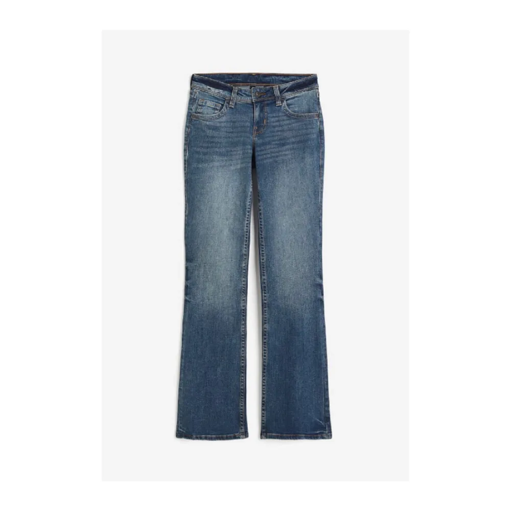 Säljer mina helt oanvända flare lowrise jeans från hm i strl 38 då de inte kommit till användning, har lappen kvar och är helt slutsålda 😊 Midjemått rakt över: ca 39-39cm Innerbenslängd: ca 78-80 cm. Jeans & Byxor.