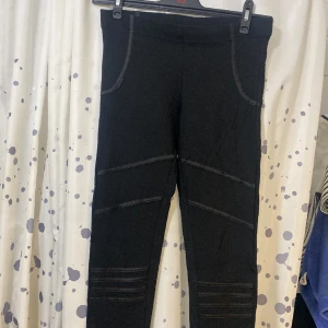 Svart leggings med detalj S  - Ginatricot svart leggings S med fina detaljer 