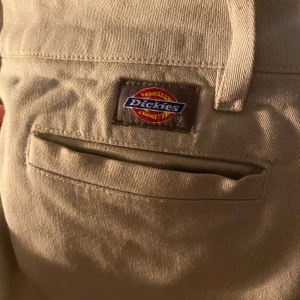 Dickies - Ett par dunder brallor från dickies, osäker på storlek med sitter i bassform väldigt likt weekdays Arrow jeans.