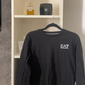 Armani tröja  - Säljer min brorsas skitsnygga Armani sweatshirt för han knappt använt den, därför är tröjan så gott som ny utan något slitage m.m. Köpt på zalando för 700. Priset kan diskuteras. 