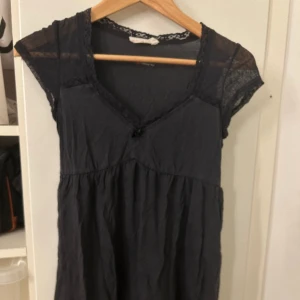 Odd Molly Tunika - Supersöt tunika från Odd Molly. Skrynklig men annars i fint skick. Skulle säga ungefär storlek S 😇