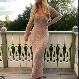 Nelly klänning✨ - Helt ny stickad klänning från Nelly har endast provat den. Materialet är så mjukt. Pris går att diskuteras vid snabb affär✨Klänningen passar mellan 34/36/38 