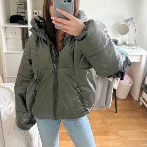 Grön jacka  - Från märket mohito storlek 36 perfekt till vintern