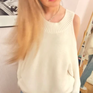 Stickad tröja  - Stickad tröja med hål på ärmarna