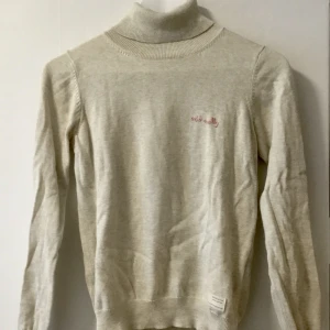 Oddmolly kofta i beige/grå med rosa accenter  - Finkostymen från Oddmolly. Har en liten kaffefläck på framsidan därför reducerat pris.   Är som nyskick annars. 