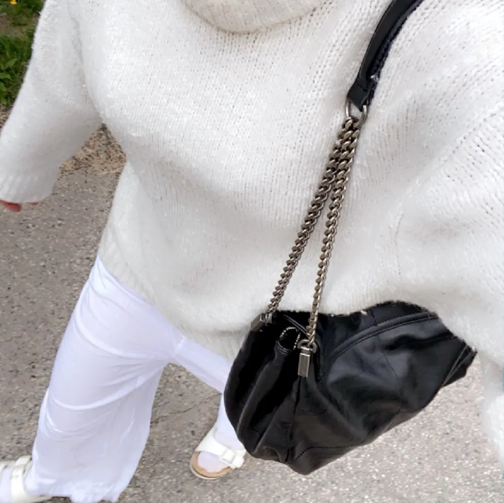 Säljer denna vita stickade Zara tröjan då den tyvärr inte kommer till mer användning! Skriv vid fler bilder 🤍. Stickat.