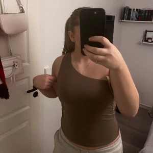 Off-shoulder topp 💓 - En topp i nyskick! Aldrig använd, därför jag säljer. Nypris: 180 kr. ❣️❣️