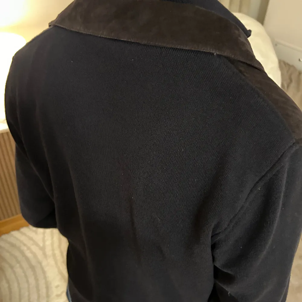 Mörkblå höst/vår jacka från Massimo Dutti i grymt skick. Mockan på framsidan gör jackan unik och snygg!   Köptes i höstas för 2700 kr och är knappt använd!. Jackor.