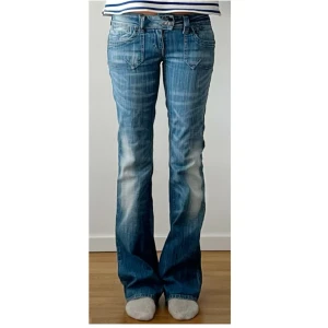 Lågmidjade jeans - Använda men i bra skick. Storlek 5/6 (26/27/28?). Midjemått 78 cm, grenhöjd 18 cm, innerbenslängd 83 cm. Jag är 173 cm för referens. Priset går inte att diskutera. Använd gärna KÖP NU om du vill köpa.