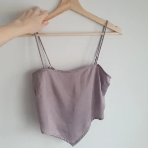 Linne weekday  - Linne man knyter bak i ryggen från weekday. Storlek S. Vet inte hur jag ska ta bild på denna för den är grå, inte i någon lila nysans🖤