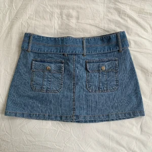 Jeanskjol - Så snygg med brett bälte. Lågmidjad