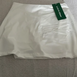 Vit minikjol - Jätttttee söt kjol från shein. Säljer då jag köpte fel storlek tyvärr. Helt ny med tag 🏷️ 🩷