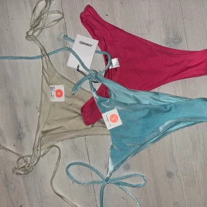 Bikini underdel lappar kvar - Lappar kvar! Ett par är från junkyard, de andra från bikbok. Oanvända 