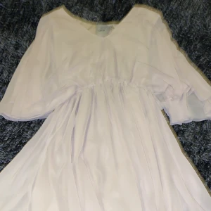 Klänning  - Bige/rosa Aldrig använd  Som ny