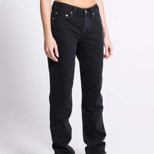 Säljer dessa svarta raka jeans från lager 157. Knappast använda, inga defekter. Storlek XXS men skulle säga att de passar 160 och upp. 