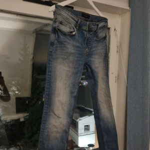 Blåa jeans 30/32 - Fina jeans som passar dig med 30/32