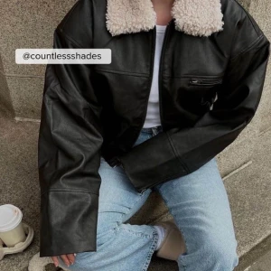 PU jacka från NAKD - Säljer denna supersnygga jacka från NAKD. Kommer med en avtagbar Teddy krage. Helt oanvänd i storlek 40! Nypris 999kr. 