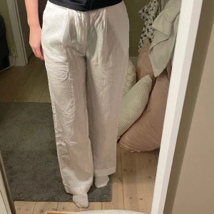 Linnebyxor - Vita linnebyxor från Ginatricot i modellen ”linen trousers”. Kommer tyvärr inte till användning då jag har många linnebyxor.