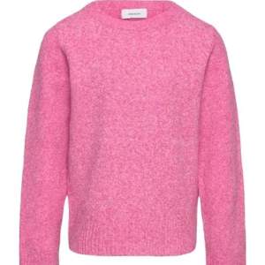 Säljer min rosa stickade tröja från VERO MODA 💗 storlek s men passar xs också 🫶🏽