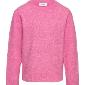 Säljer min rosa stickade tröja från VERO MODA 💗 storlek s men passar xs också 🫶🏽